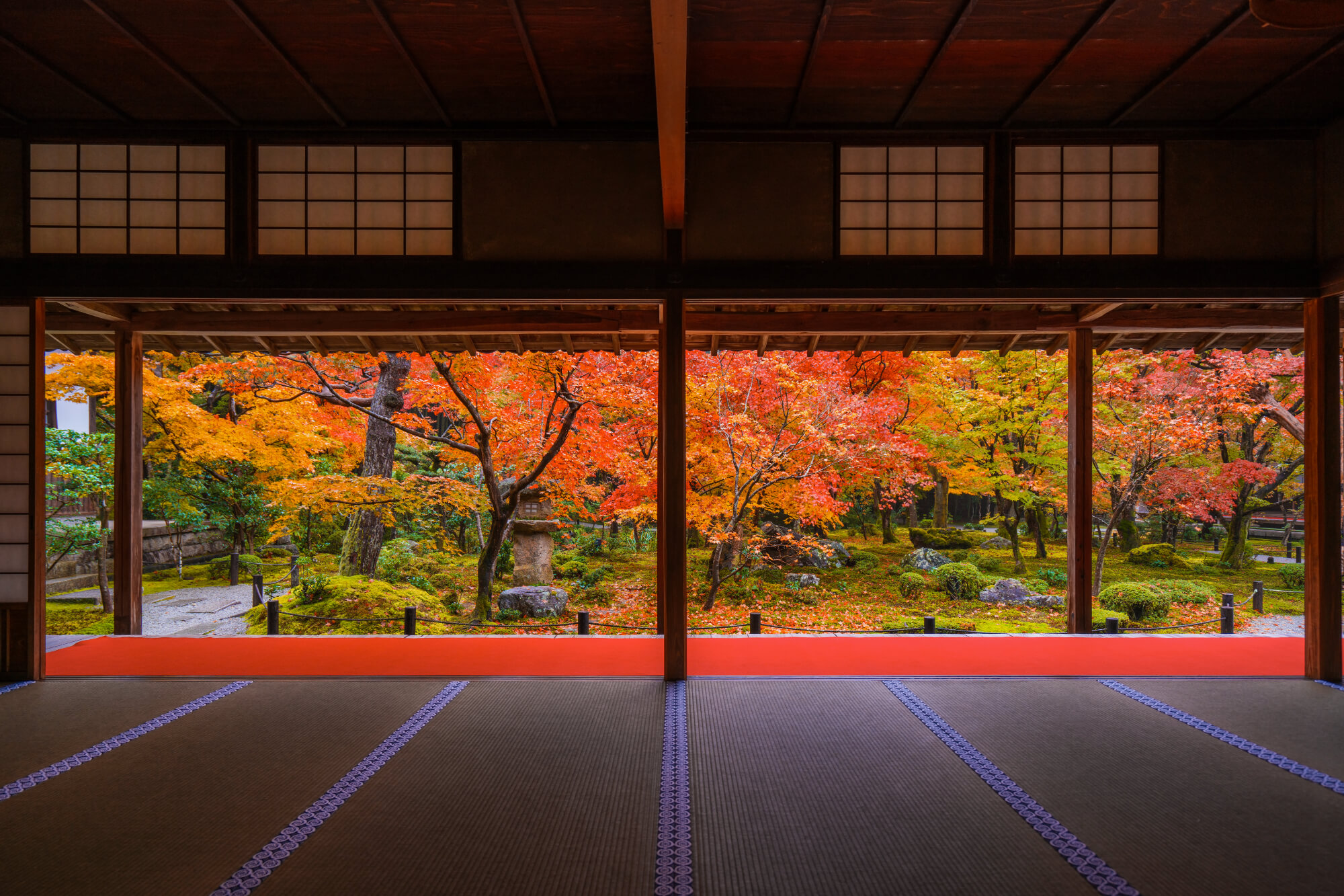 紅葉に染まる秋の旅行におすすめの町家