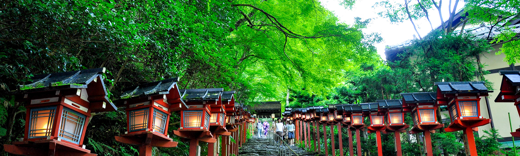 空晴れ渡る夏の旅行におすすめの町家