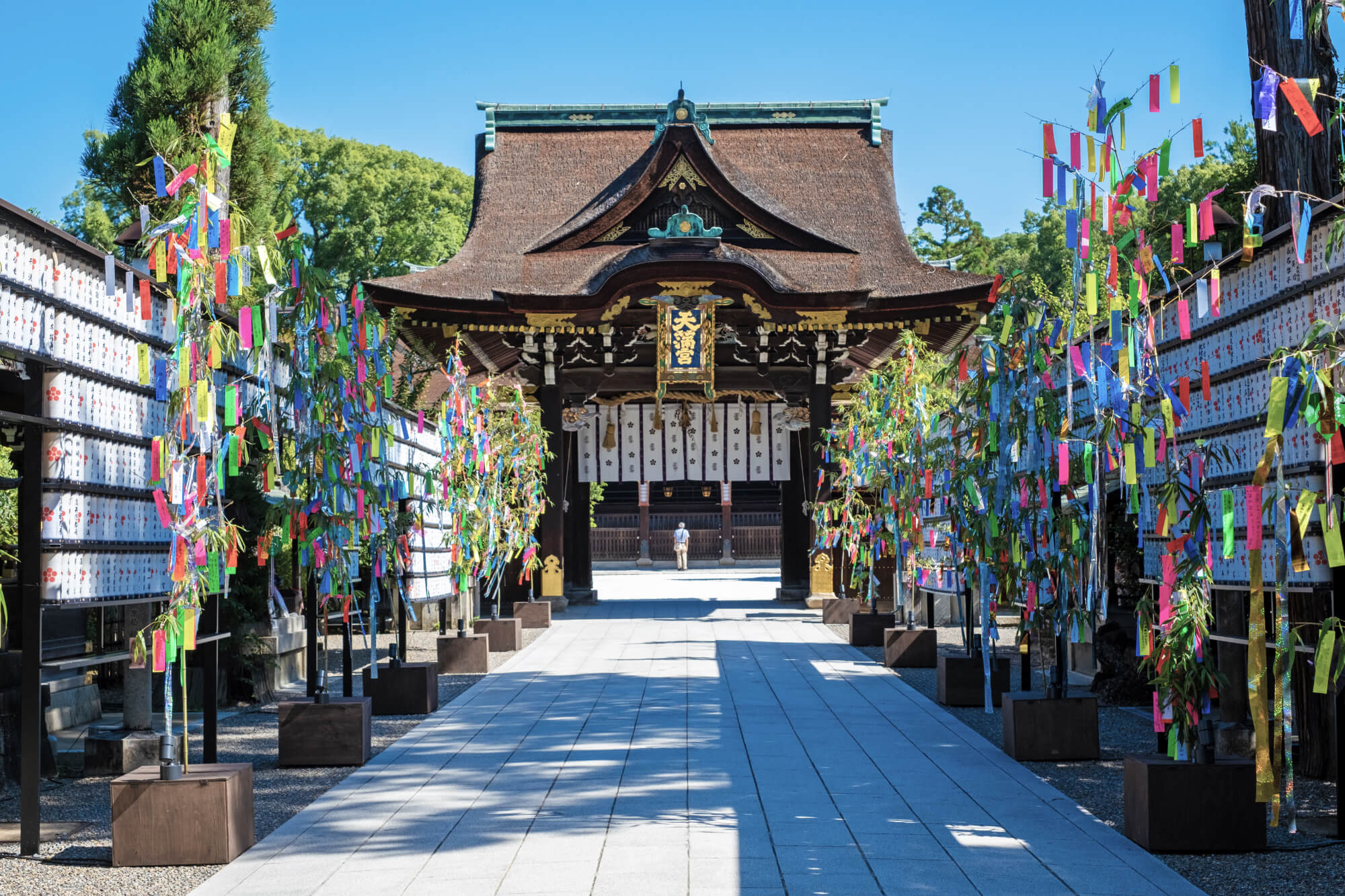 空晴れ渡る夏の旅行におすすめの町家