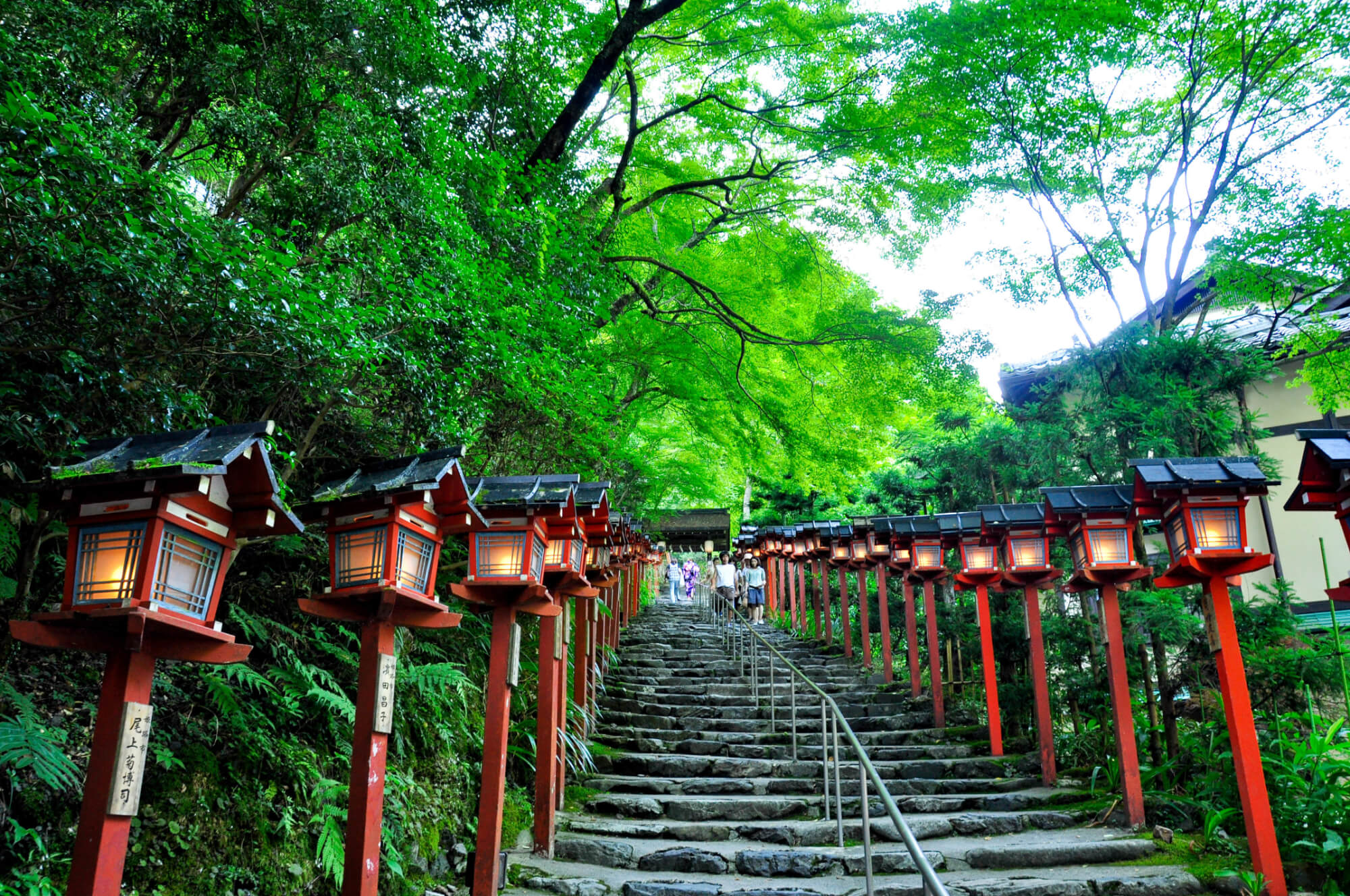 空晴れ渡る夏の旅行におすすめの町家